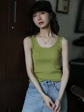 シンプルなデザインのピンクニットタンクトップ【通勤向け・体型を美しく見せる】