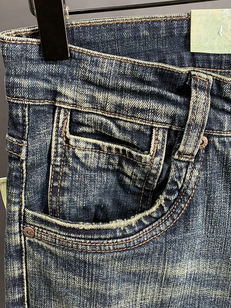ビンテージ風ブルーの穴あきデニムパンツ：クロップドパンツとロールアップスタイルの実用性  を検証