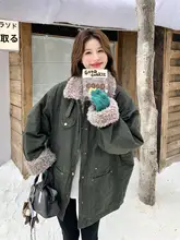 ミリタリーグリーンのカジュアルパーカー【ゆったりシルエット・羊毛フリース・冬用・女性用】
