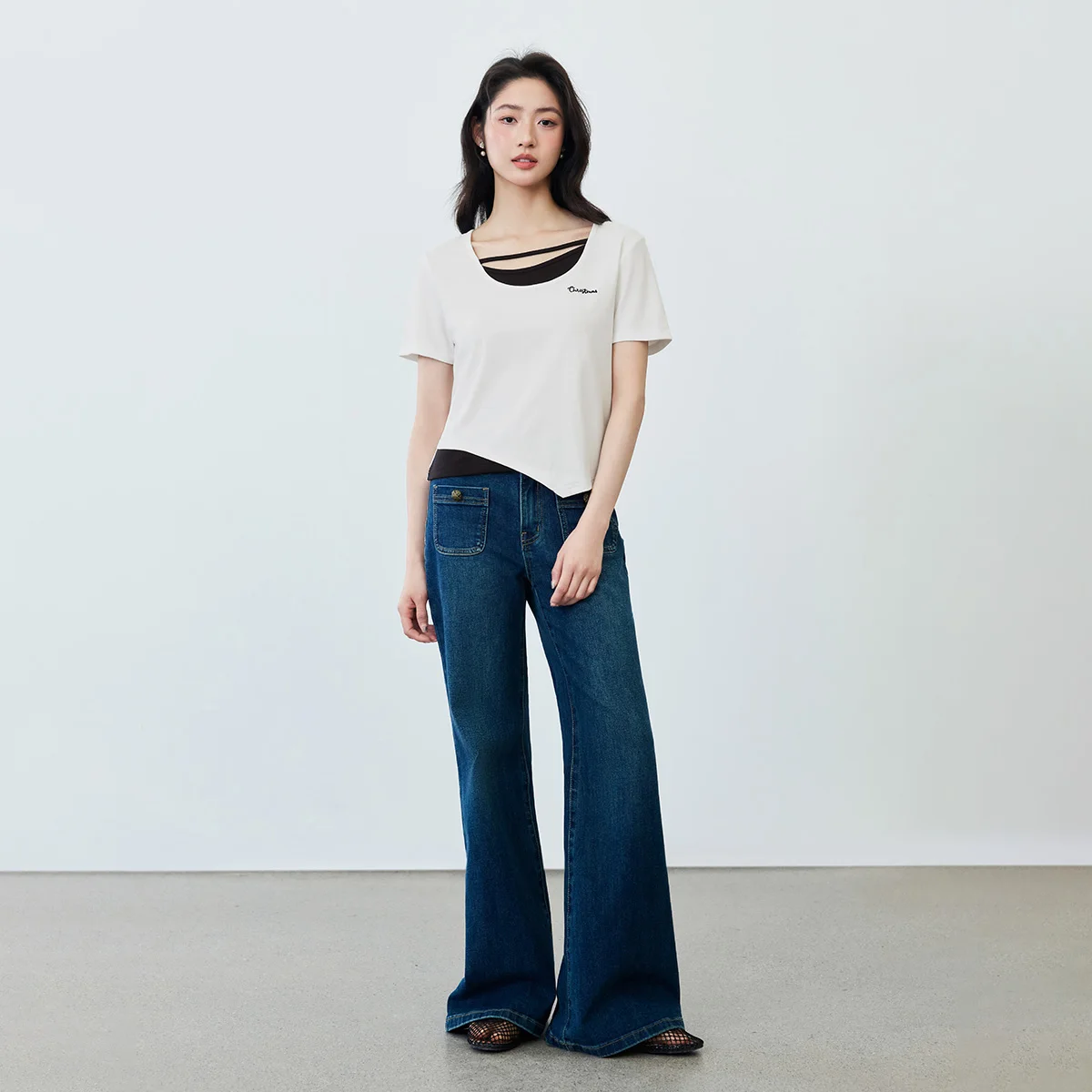 デザイン性のあるバイカラーTシャツ2点セットで実現するレディース重ね着コーデ
