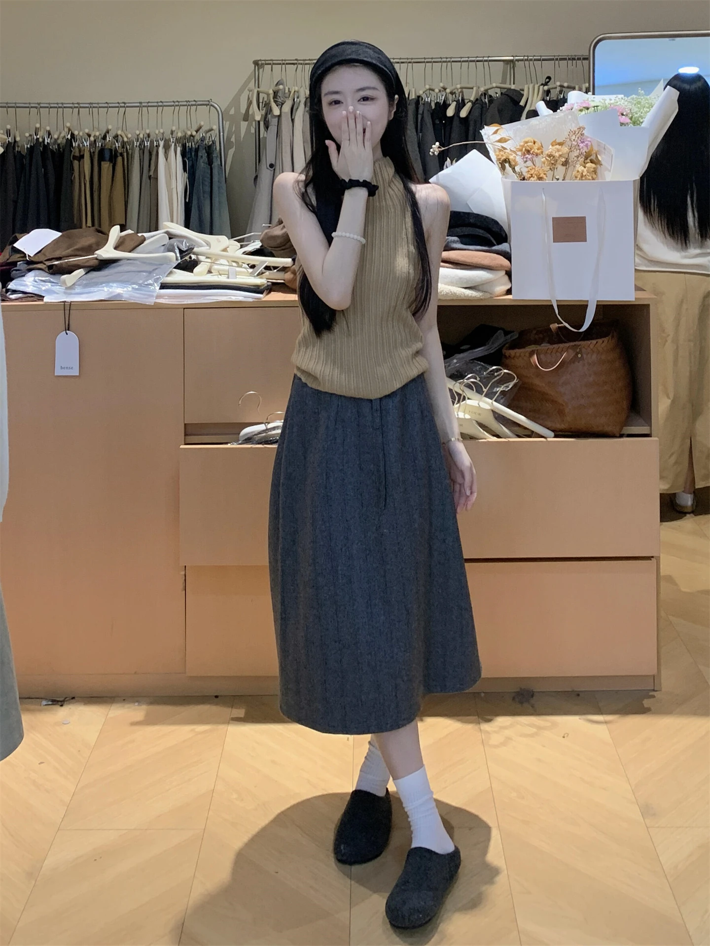 カーキキャップ コーデの通勤スタイル：ハイネックニットとワイドパンツのセットアップで実現するシンプルで機能的な日常