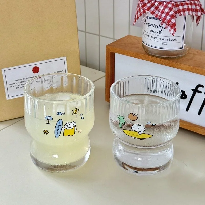 オシャレな南国風イラストのガラス製コーヒーカップ：南国風キャラクターが印象的なデザインと実用性