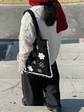 冬の日の雪花デザイン！ブラックコーデュロイショルダーバッグ【ニットスタイル・大容量・カジュアル】