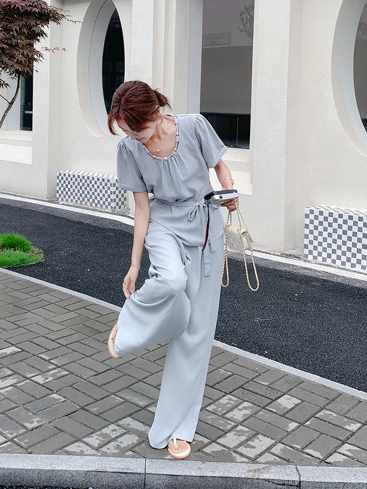 10月23度に着る服装は？浅い青のレーストップスが解決する夏のスタイル悩み