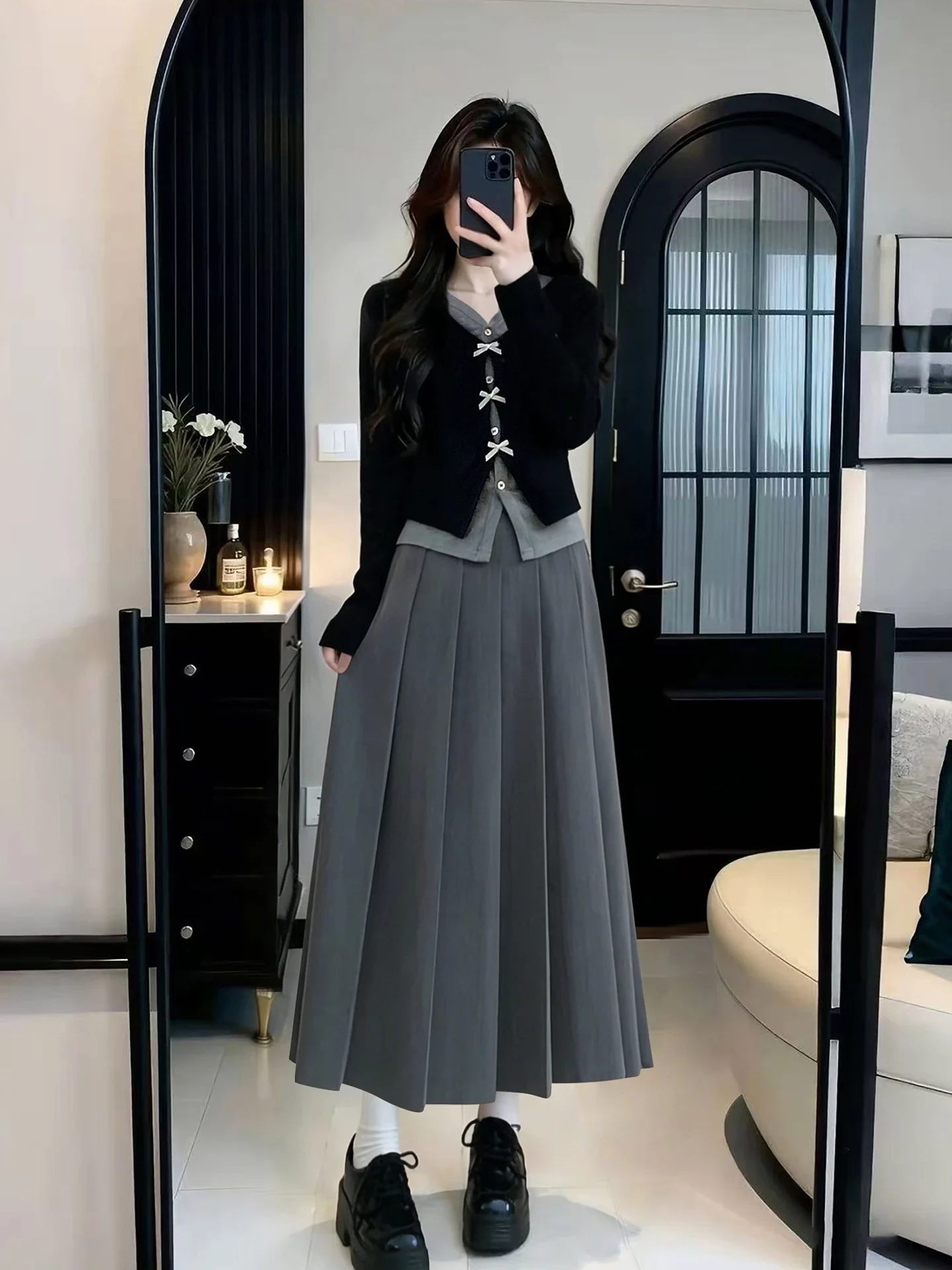 黒とグレーのコーディネートに最適な春の大きいサイズセットアップ