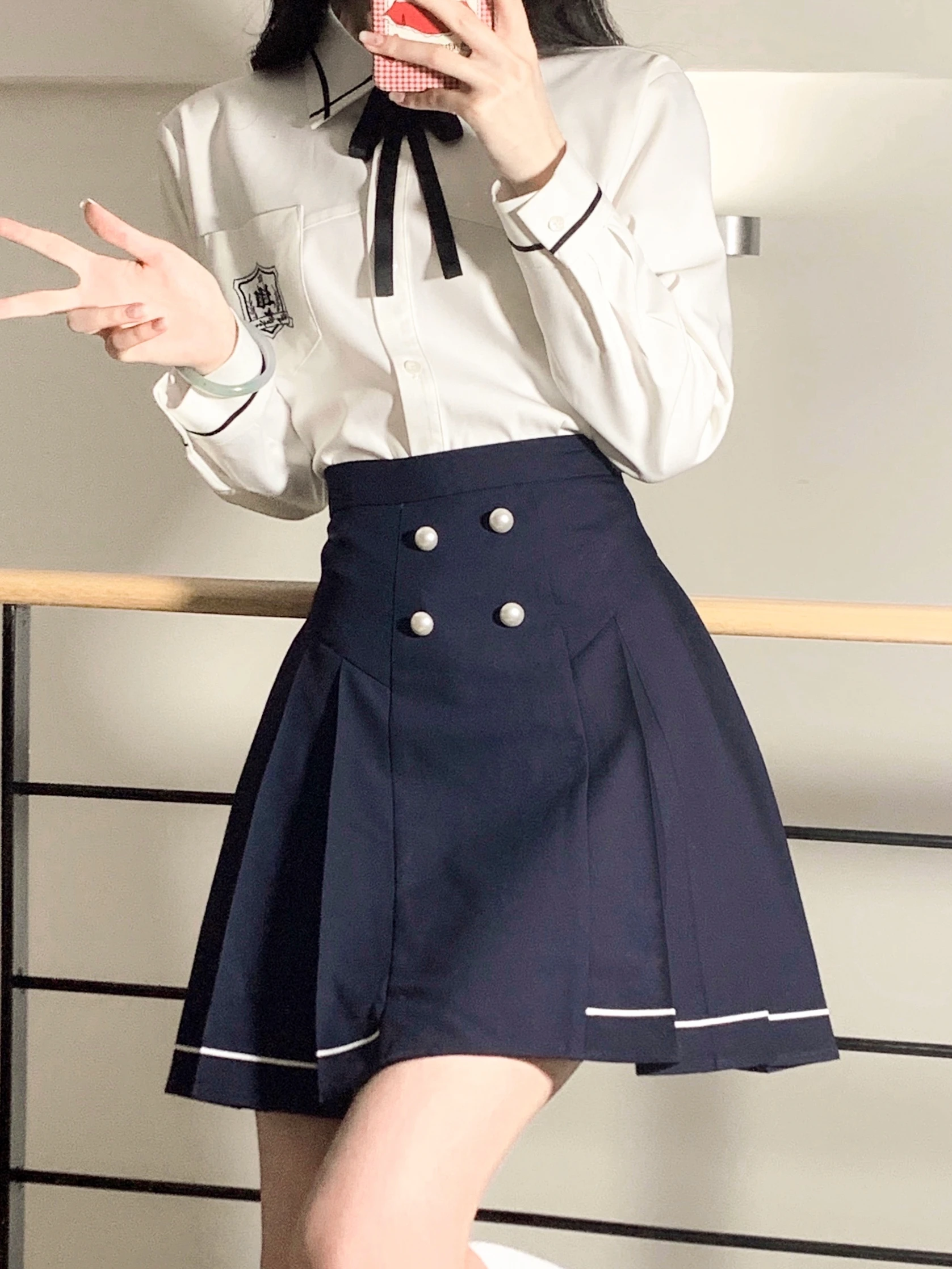 車厘子JKオリジナル学生制服セット：白シャツとプリーツスカートのデザインと実用性
