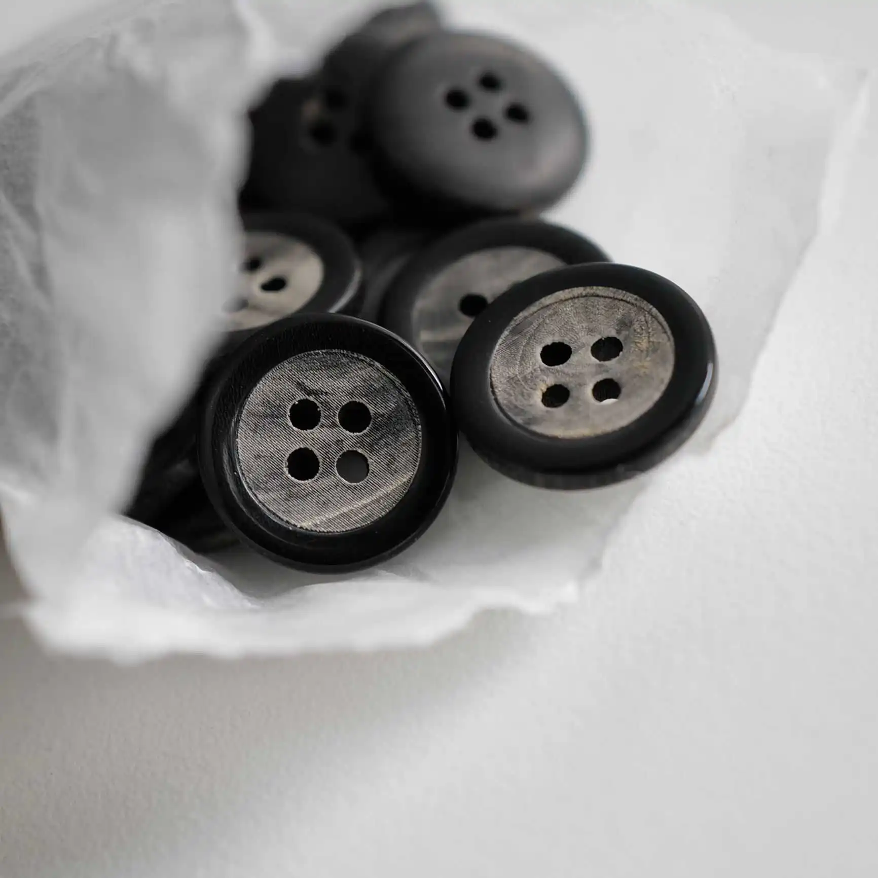 黒灰色の牛角凸辺ボタン：自然な色合いと十五ミリサイズの実用性を解説