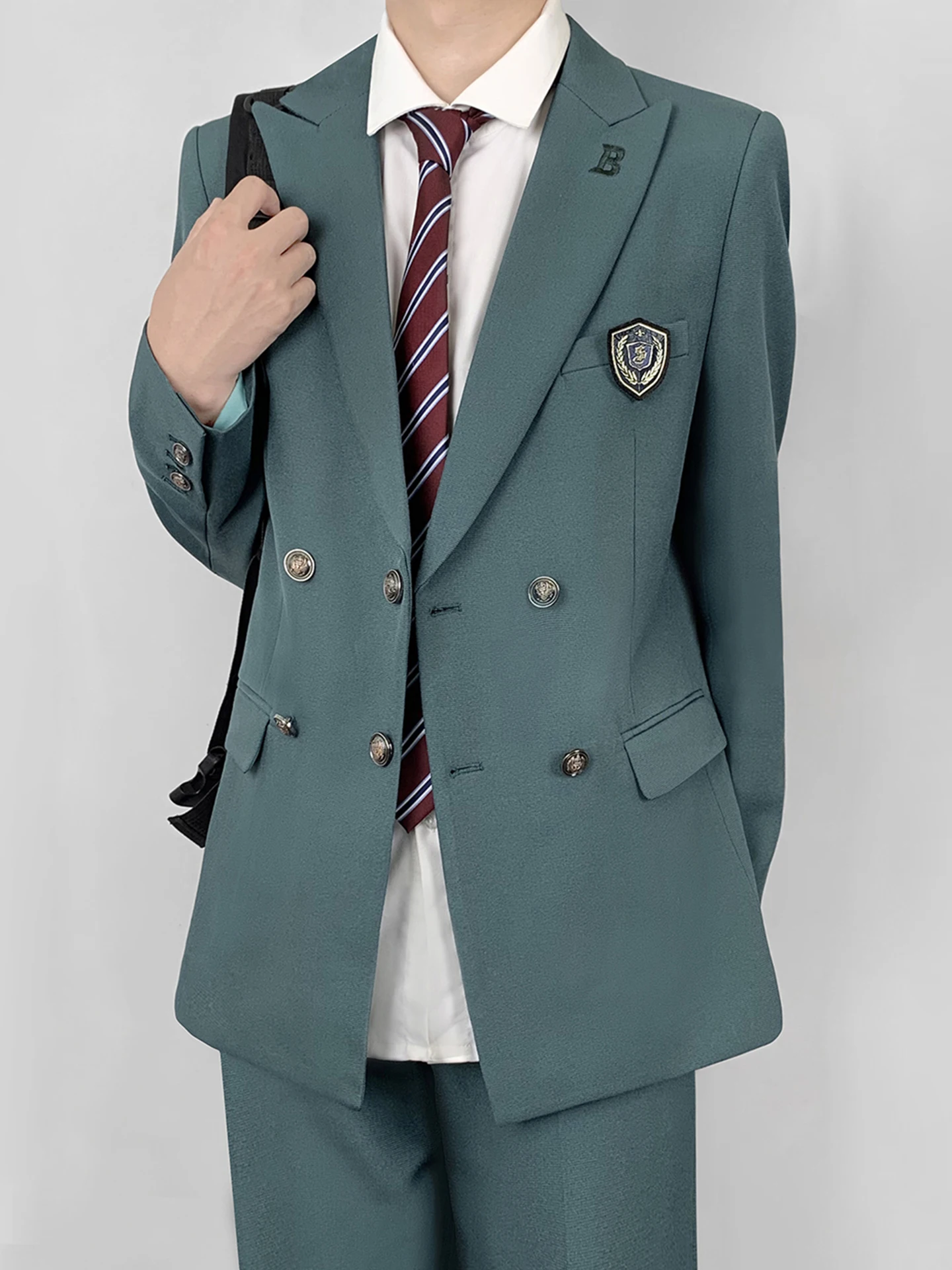 刺繍入りミントカラーのブレザー：東中バッジ付きの学院風正装礼服の実用性と着用シーン