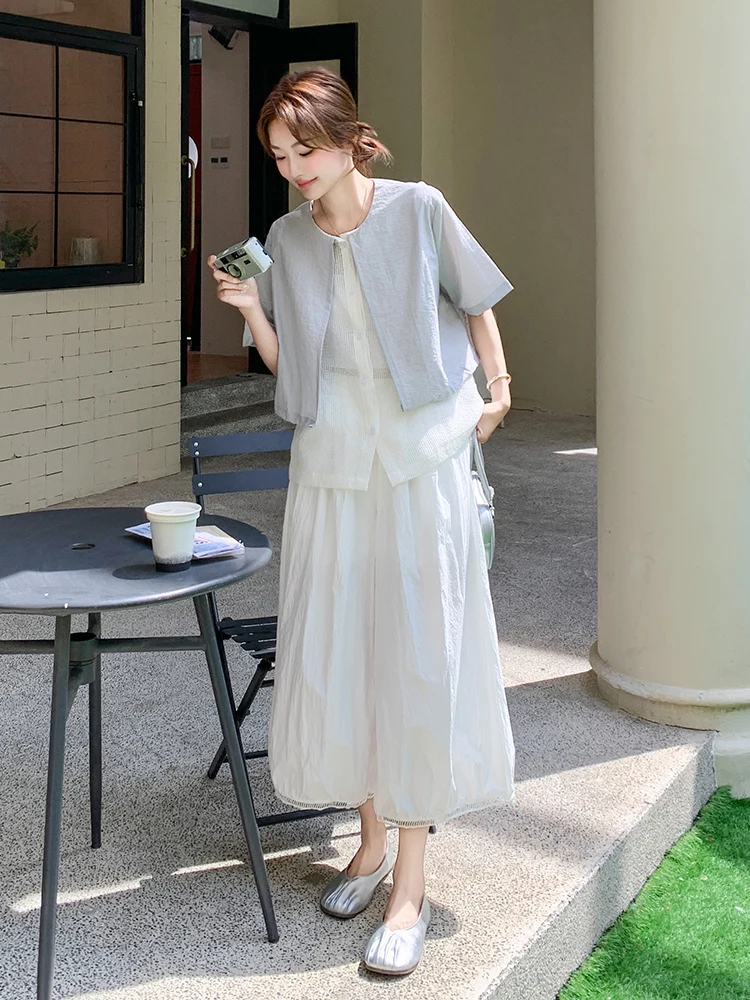 感漂う夏のコーディネート：デザイン性のある接ぎ合わせトップスとワイドパンツのセットアップ