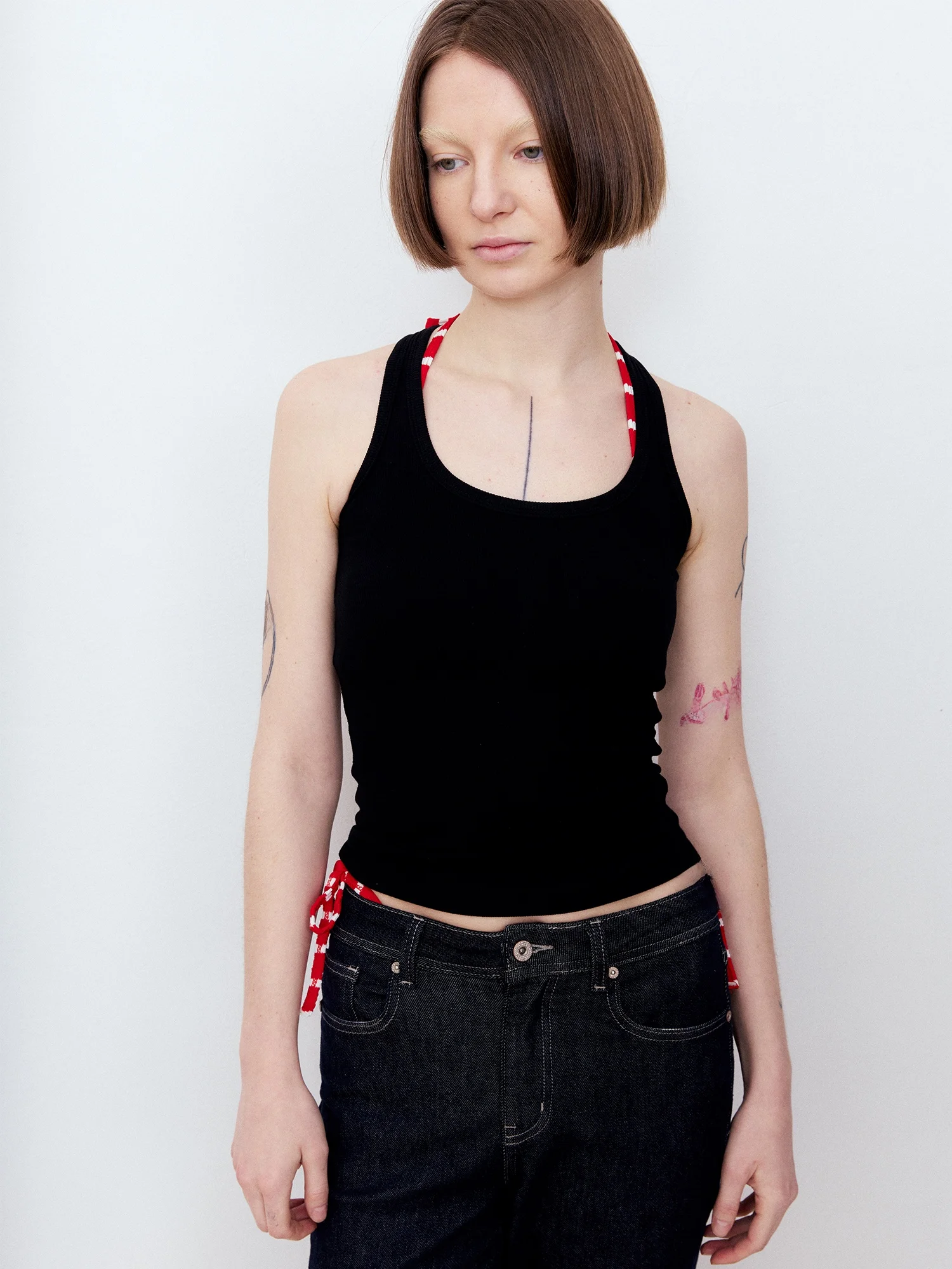 2026年代の20代後半女性にこそおすすめ！「副乳カバー＆ウエストシェイプ」のU字型ノースリーブは、どう選ぶべきか？