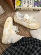 明るいカラーのスポーツシューズ【春用・女性用・シンプルデザイン・スニーカー】