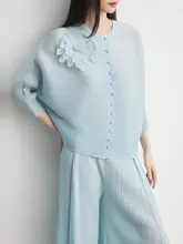 花柄プリーツデザインの薄手夏用トップス【ブルー・ラウンドネック】