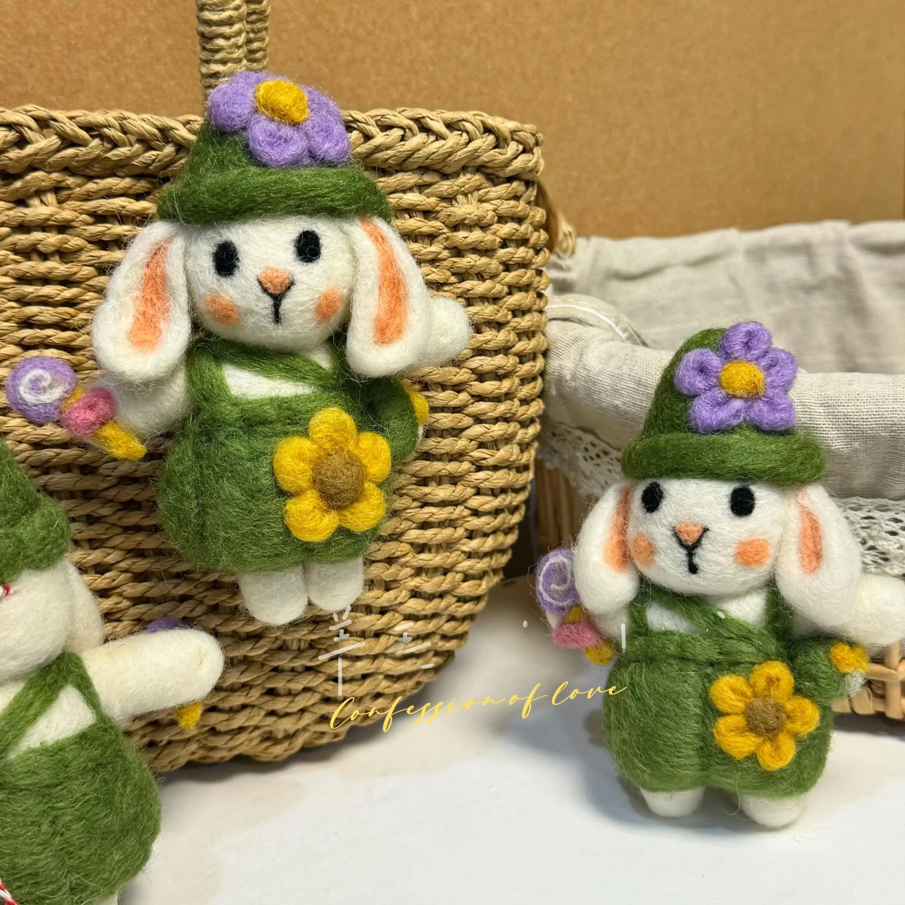 手作りのウールフェルトキーホルダー：かわいい緑のうさぎデザインが注目される理由