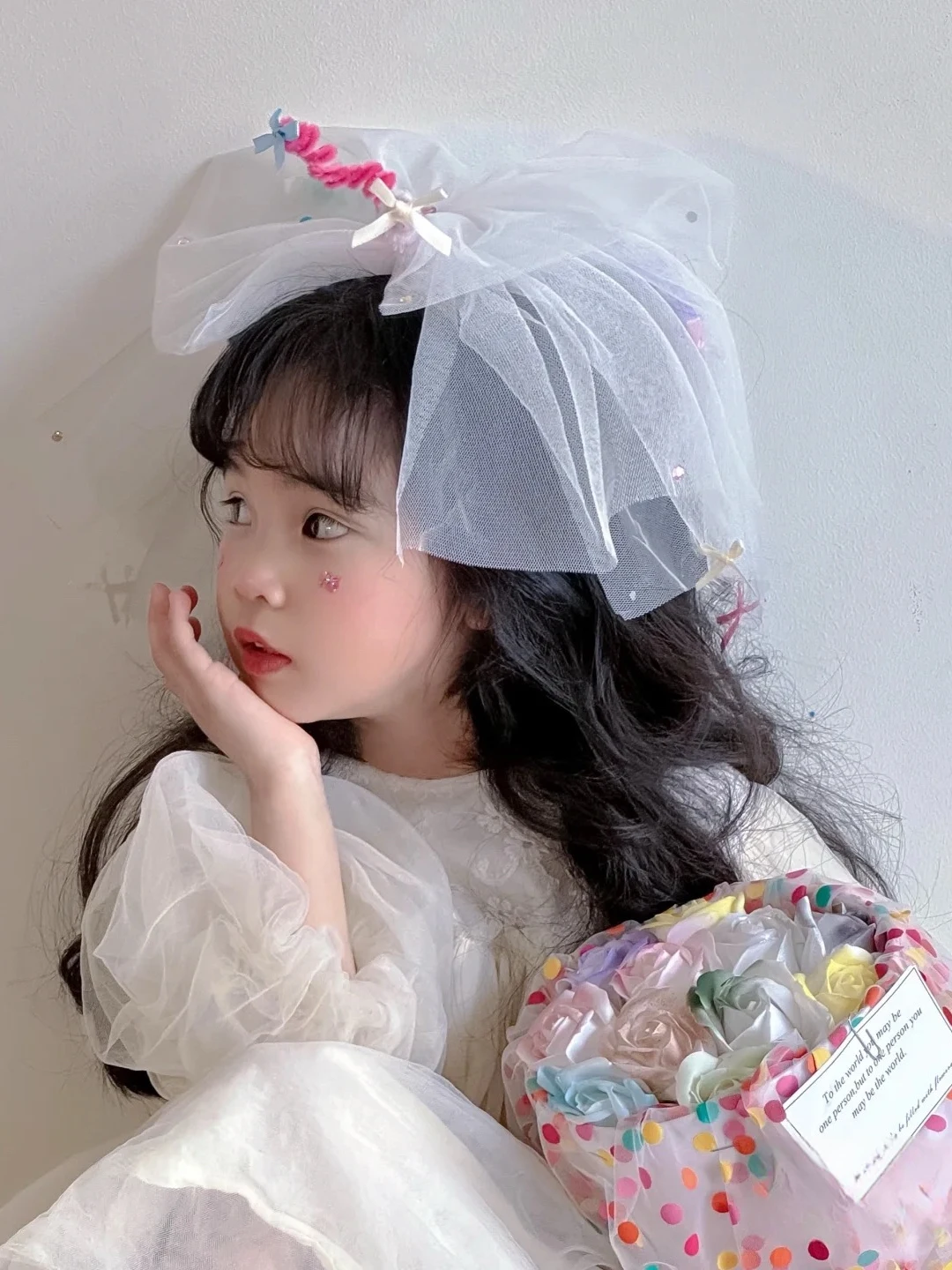 2歳誕生日に贈るかわいいヘッドアクセサリー：プリンセスベールとヘアクリップ付きの頭飾り