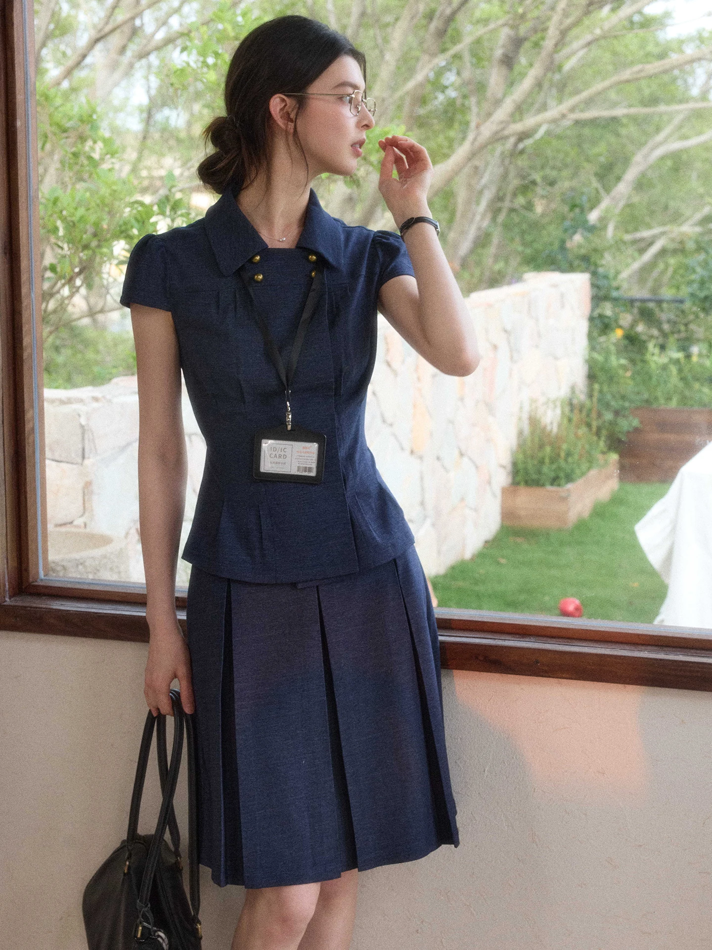 40代の研修にふさわしい服装は、シンプルで通気性の高いセットアップがベスト？