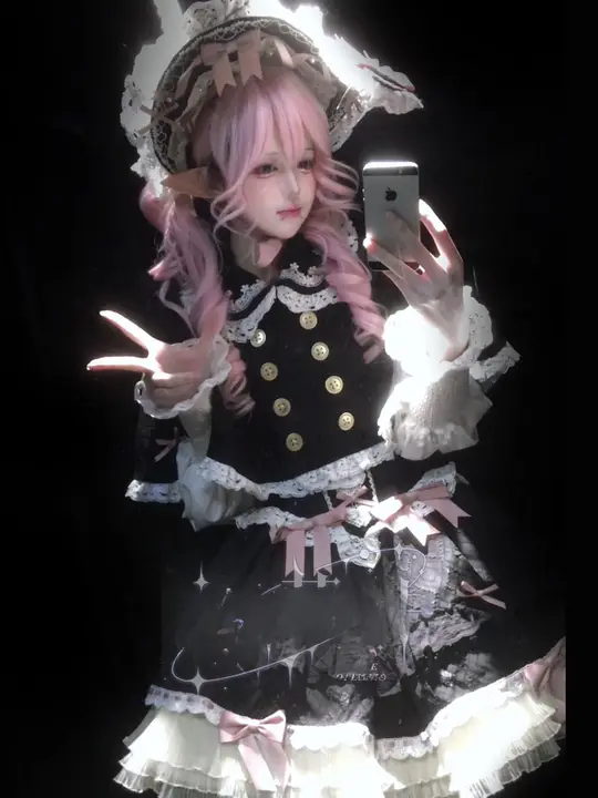 桜色のロリータ風ロングウィッグ【水母カール・前髪あり】