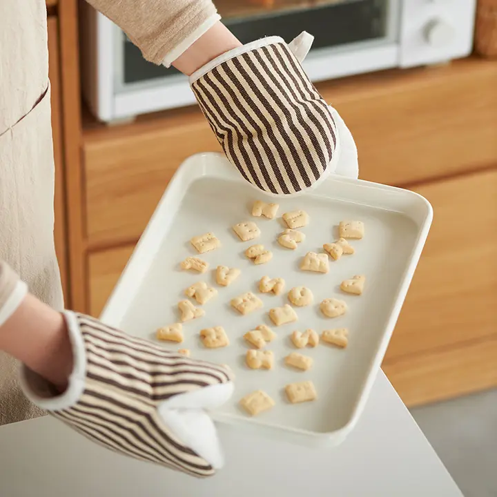 厚手の防熱手袋【耐高温・キッチン用・蒸し焼き・電子レンジ対応】