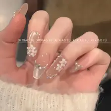 初春の白いキャットアイネイル【清涼感・ハンドメイド・華やかさ】