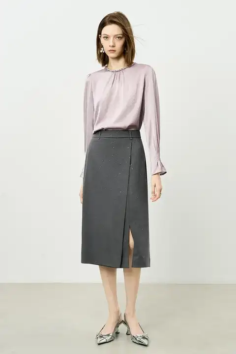 高級感あるシャツとスカートのコーディネート（セットアップ対応）