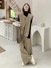 カーキ色のノースリーブベストとワイドパンツのコーディネート（セットアップ対応）