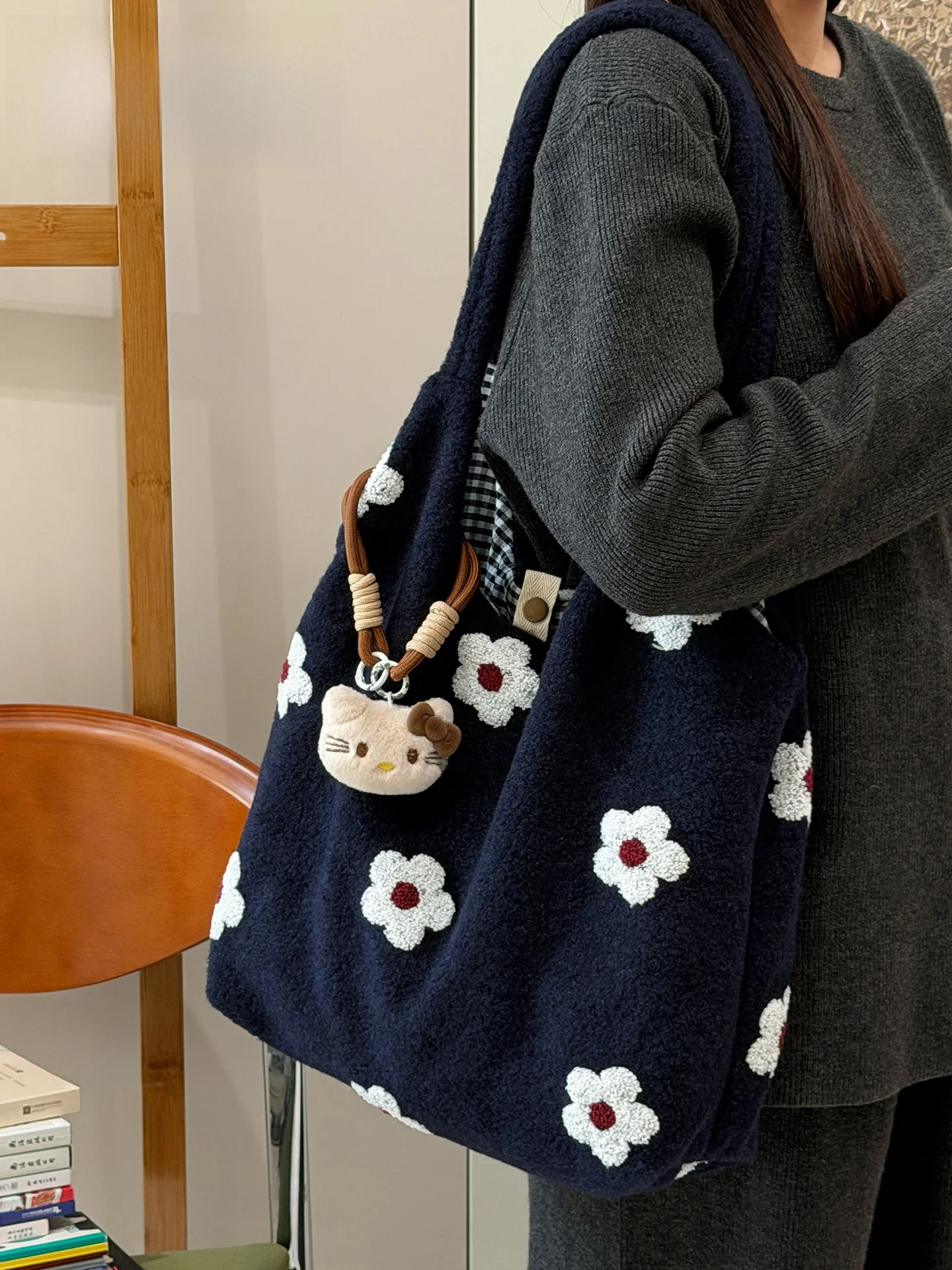 フラワー刺繍の毛糸トートバッグ：大人可愛いスタイルの日常使い方と実用性