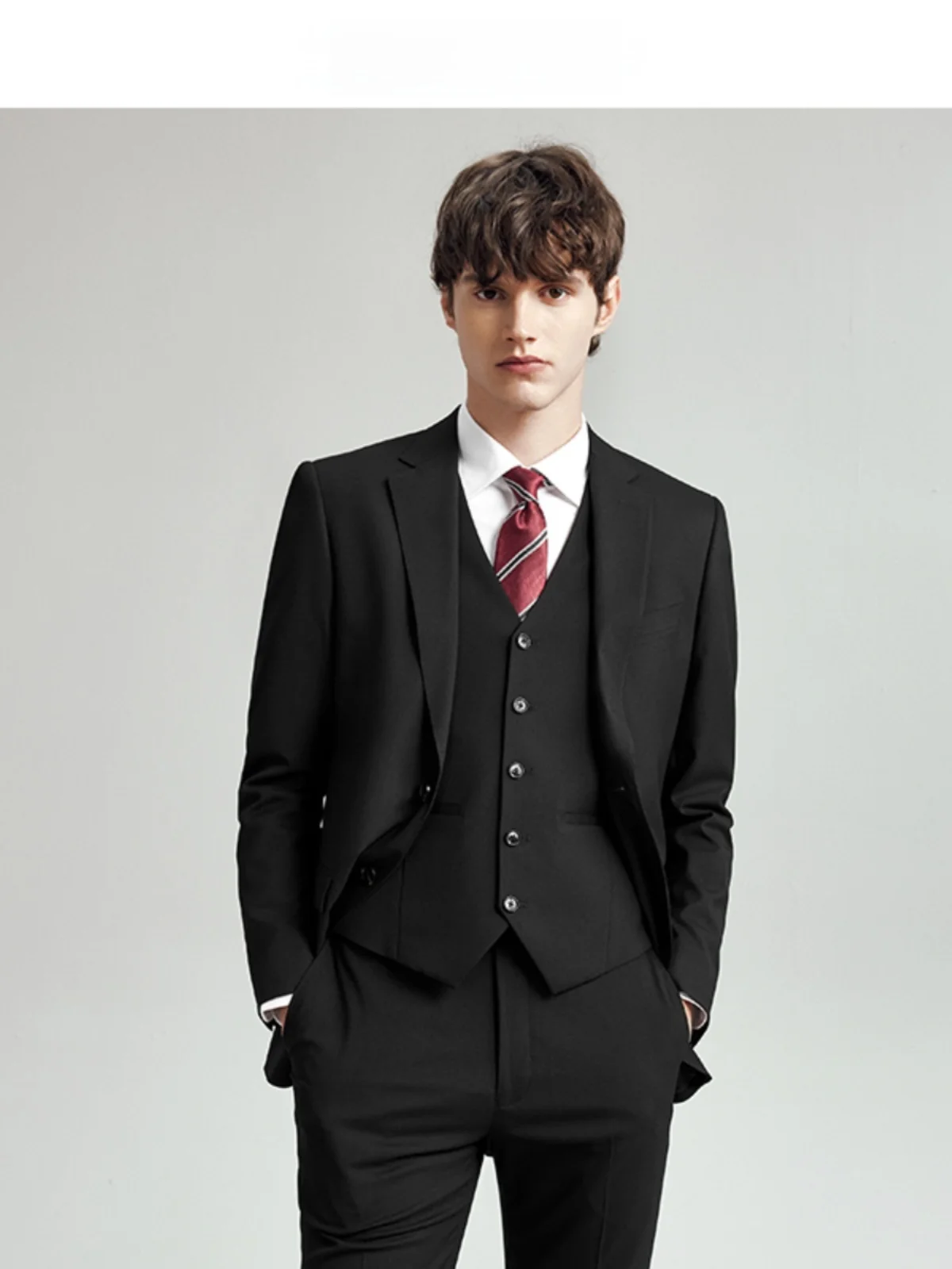 60代男性に贈るプレゼント服はどう選ぶ？黒スーツと青シャツの違いを知れば、失敗しない選び方を手に入れる