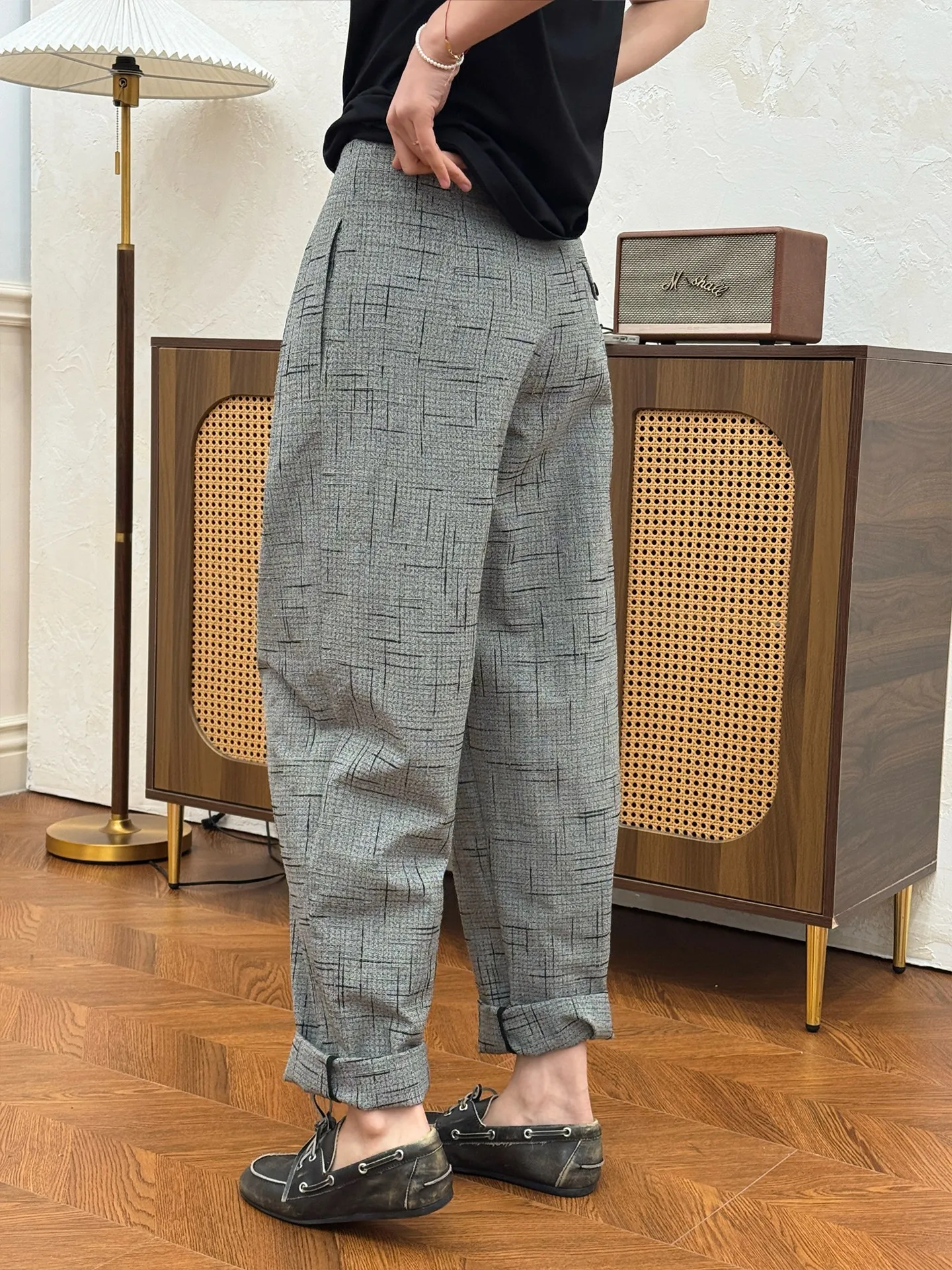 青パンツguと比べて、このグレーのストレートパンツは本当に優れているのか？