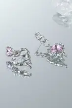 不対称デザインのピンクダイヤモンドハートピアス【洗練された雰囲気・ユニークなアクセサリー】
