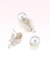 春の花と水をテーマにした水晶バタフライとパールのピアス【高級感あるデザイン】