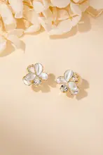 耳に穴をあけずに使用できる花モチーフのイヤリング【高級感・女性用】