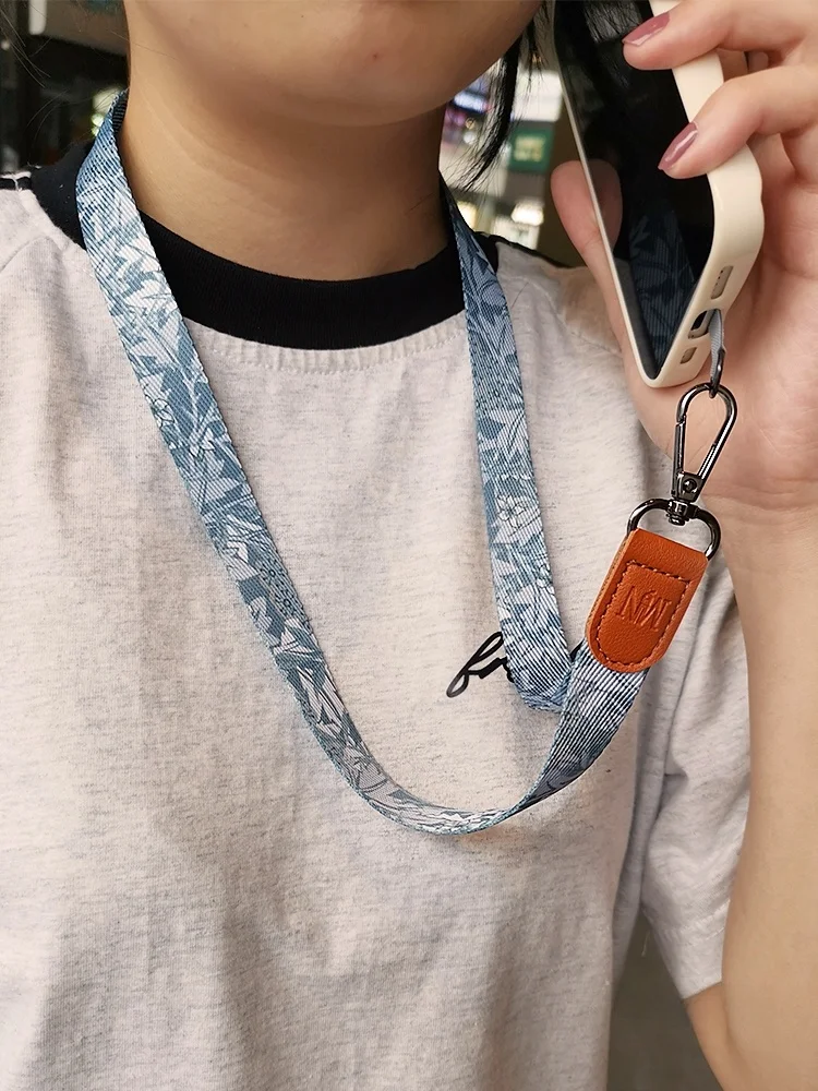 スマホネックストラップはどのようにつけるのが正解？レトロなデザインが魅力の広幅ストラップで解決するリアルな使い方