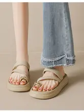 女性用 夏用ファッショナブルな黒い厚底サンダル【スカートとのコーディネートに最適】