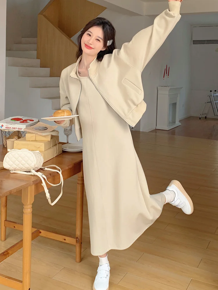 浅いカーキ色のスウェットワンピースは春の通勤スタイルに最適なオールインワン服か？