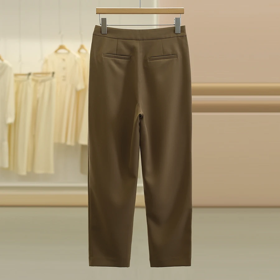 通勤服40代にぴったりなパンツは、どう選ぶ？