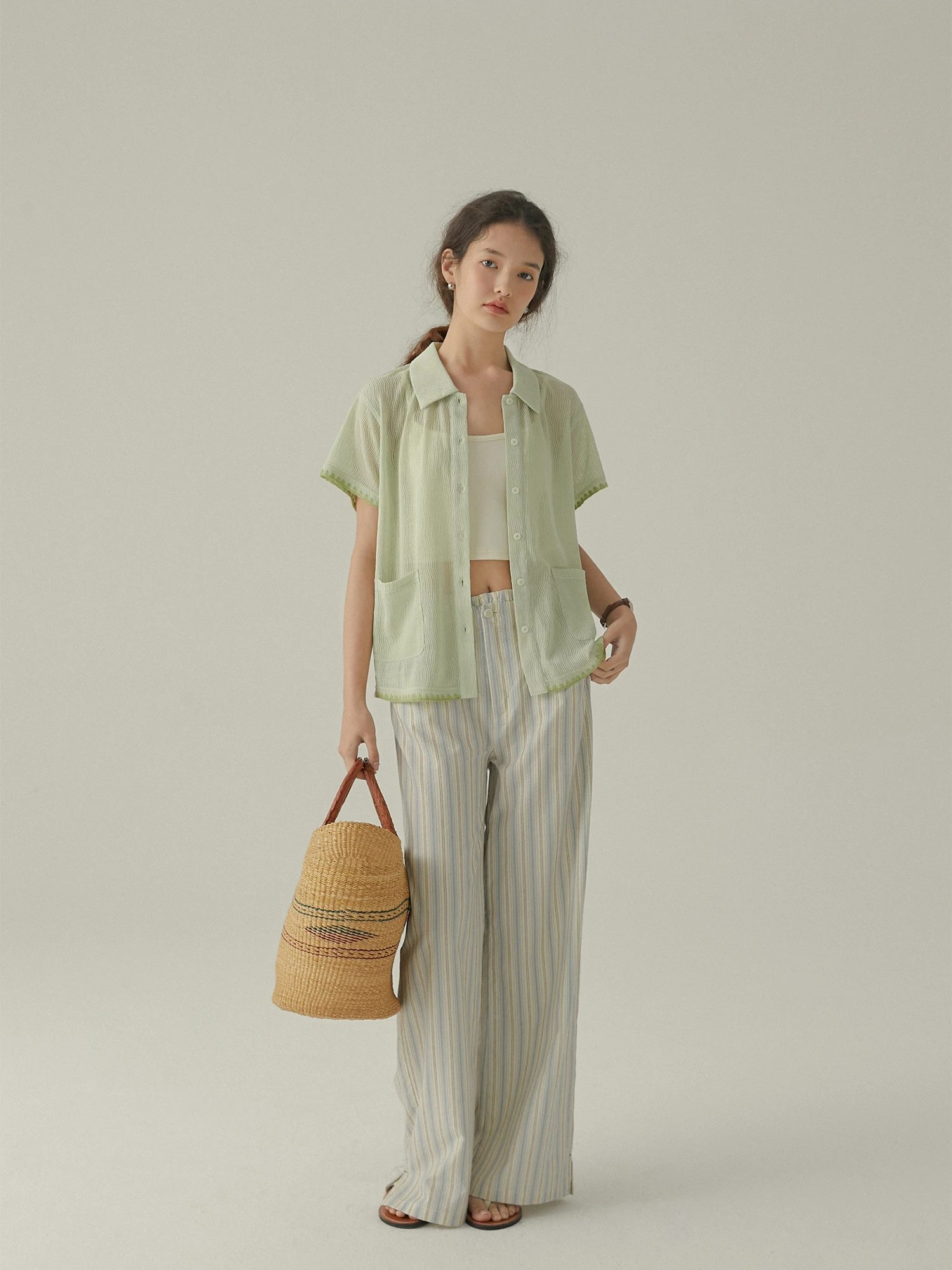 LLANO シェル刺繍透かし編み短袖ニットシャツ：ベージュトップスの夏コーデに最適な通勤風スタイル