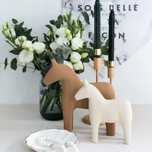 ナチュラルなデザインの木製馬の置物【北欧スタイル・モダンな玄関装飾】