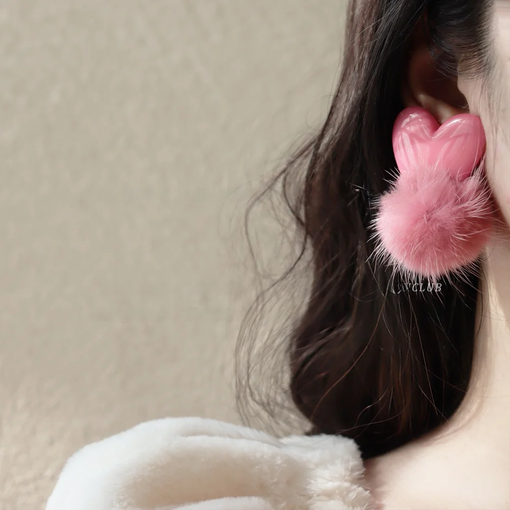 ハートピアスが大きいとどう感じる？耳にポンポンが効く理由とは？