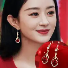 エレガントな花モチーフのロングピアス【レッド・ローズデザイン】