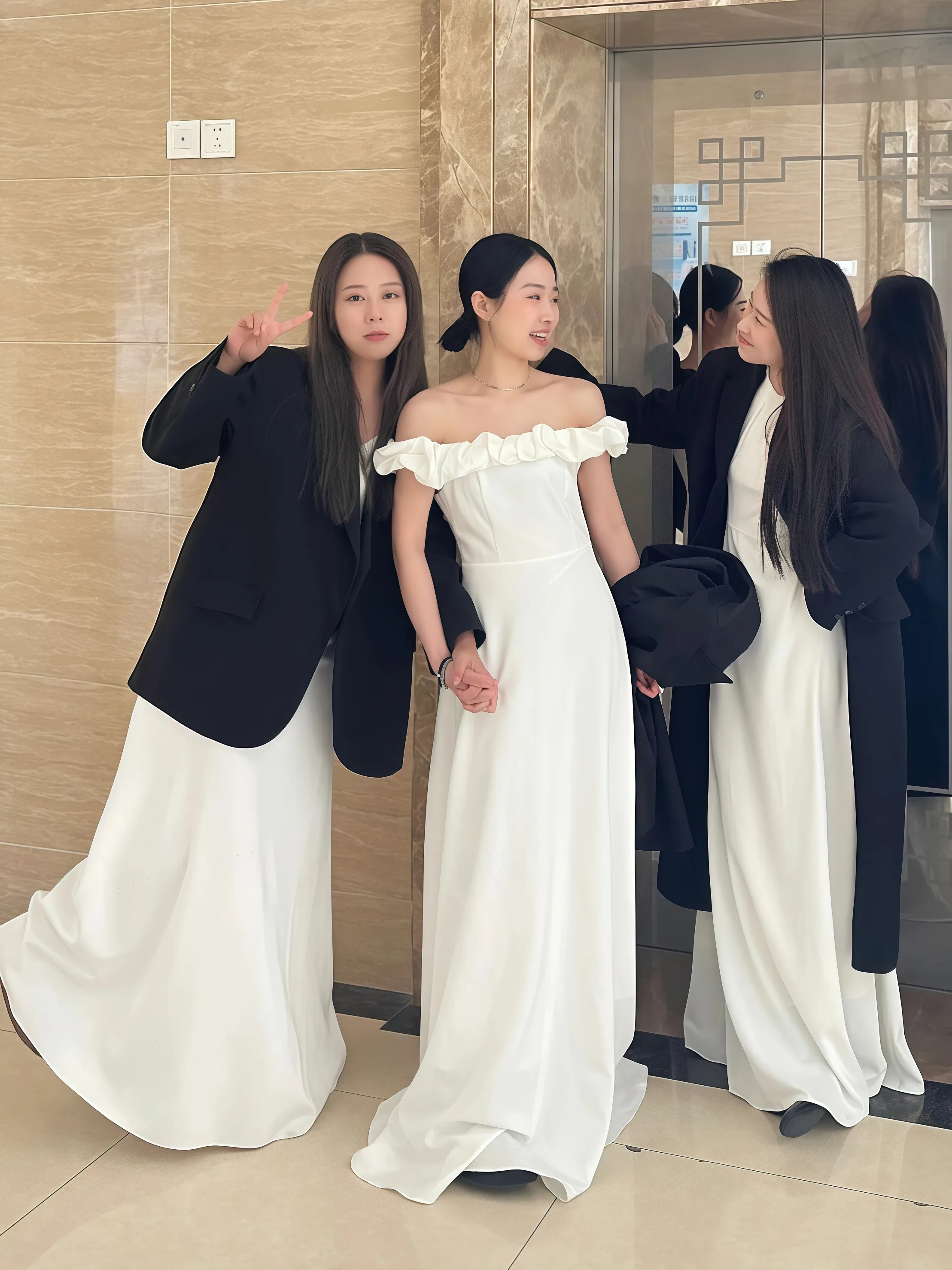 結婚式 ベージュの衣装としてのホワイトサテンドレスの実用性と空間調和