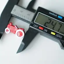 ドイツ製 ディル ナイロン製 ホワイトタイヤ レッドトラクター型ボタン