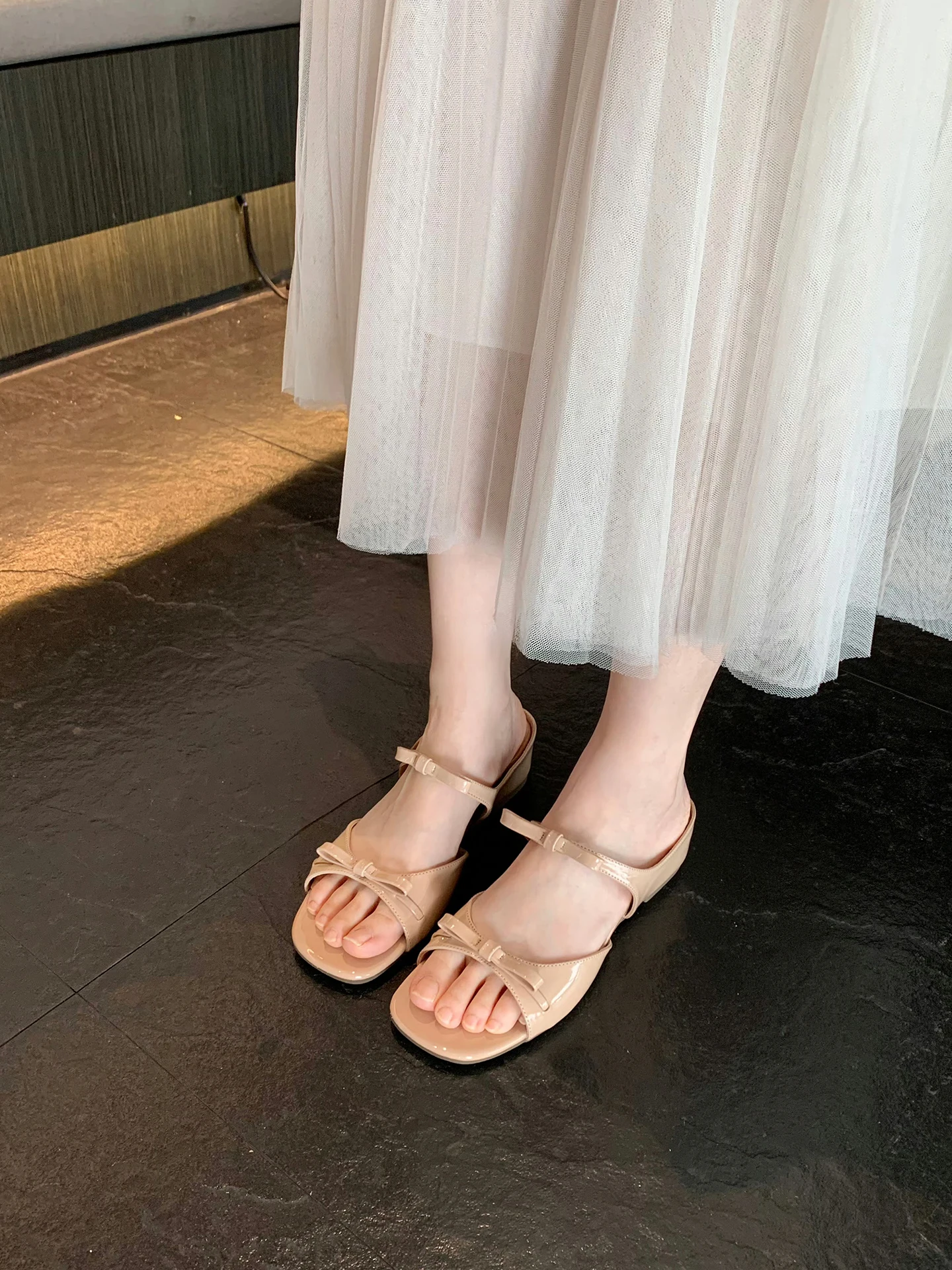 裸色リボンデザインの女性用サンダル：夏のビーチスタイルで足に負担をかけない開脚タイプ