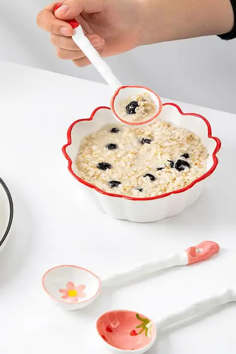 美しいデザインの陶器製 長柄スプーン【家庭用・和風・スープや料理用】