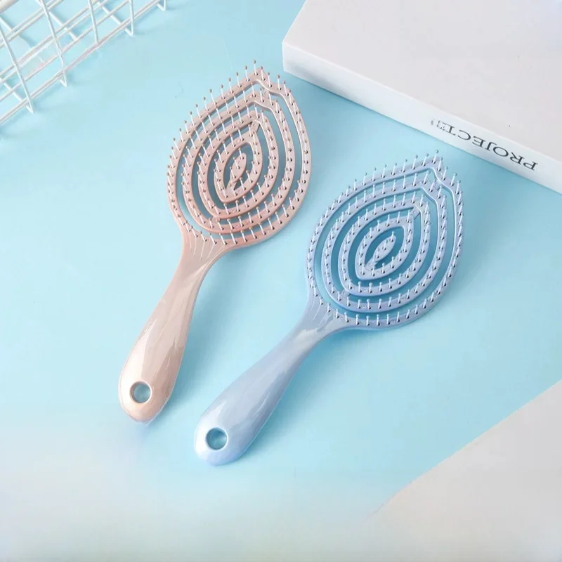 密歯デザインの電気メッキマッサージブラシ：頭皮ケアとマッサージ効果を実証するリアルな使い方