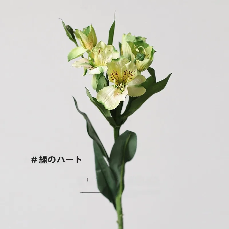 大きな花の造花：洋紅色の六初百合が提供するアンティーク風油絵デザインの空間演出