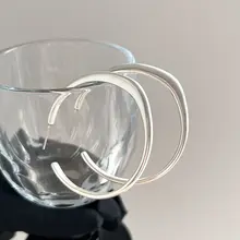 シンプルなラウンドデザインの大ぶりイヤリング【銀色・C型・秋冬用・モダンスタイル】