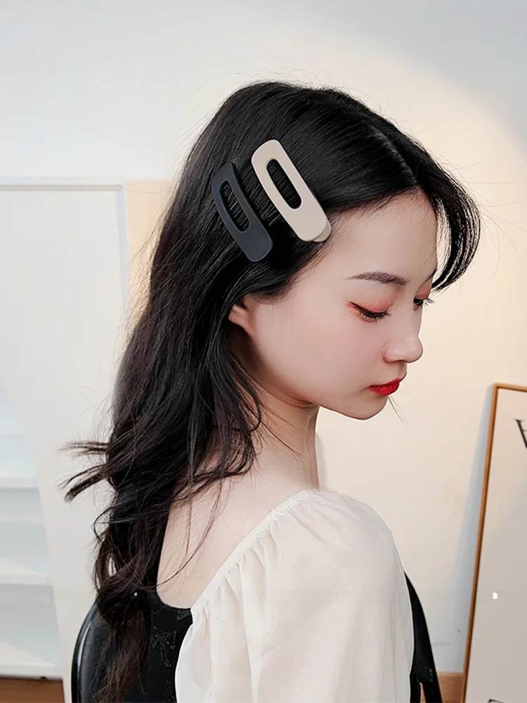 ミニヘアクリップを選ぶべき理由は？実は「無痕」が通勤スタイルを救う