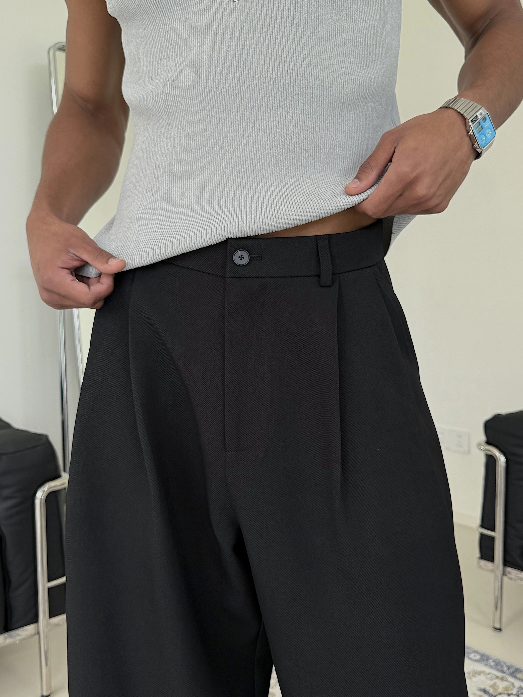 黒いワイドパンツをどう着るか？通勤からカジュアルまで、着こなしのコツを解説