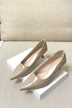 裸色の細ヒールパンプス【エナメル・春用・通勤・ミドルヒール・尖ったトウ】