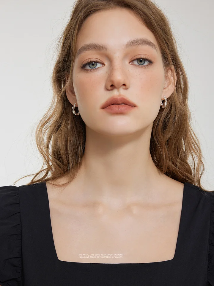 ツイスト編みデザインの金属製イヤリング【フレンチスタイル・軽量・シンプル】
