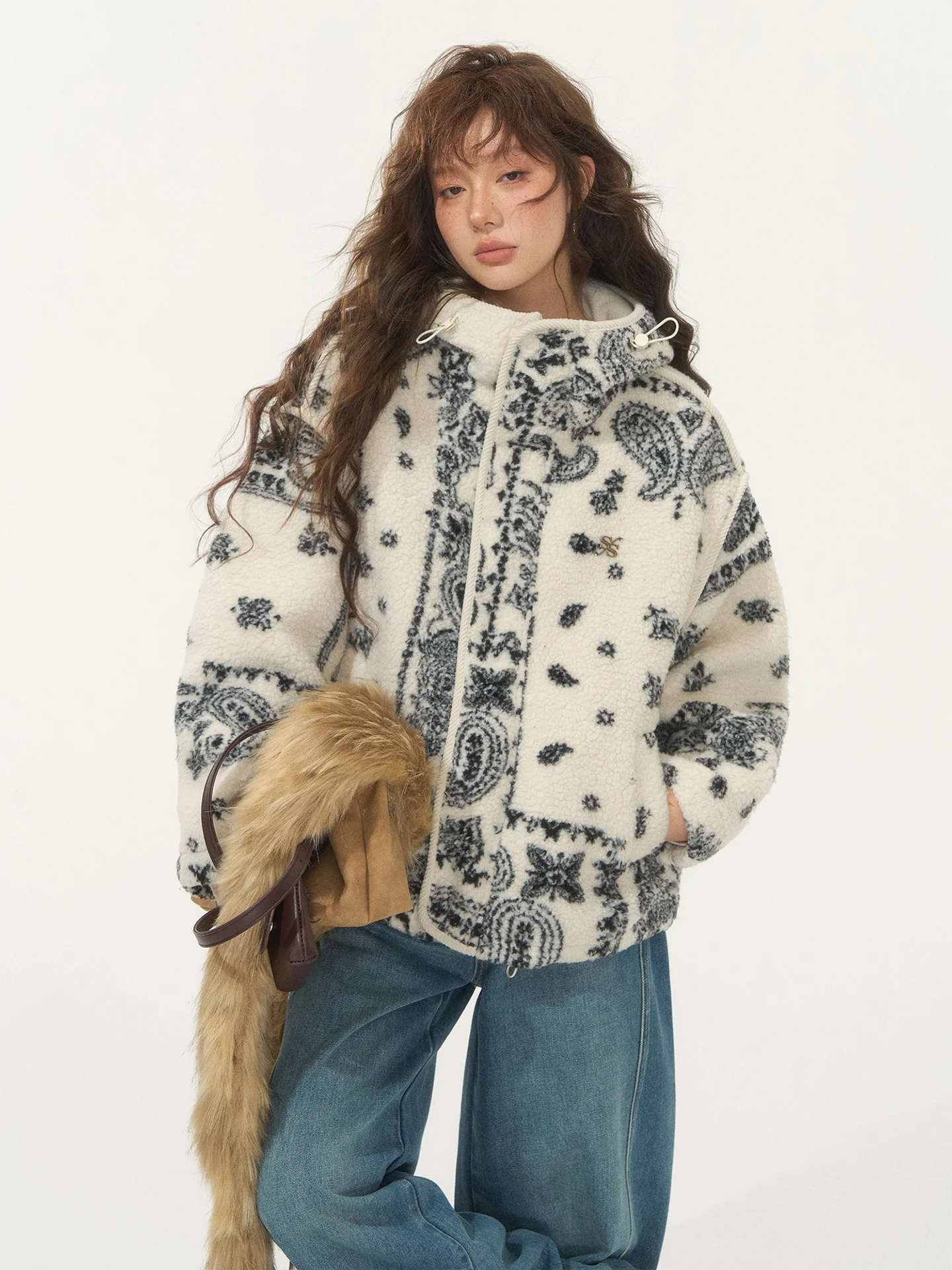 12月に着るレディース服装は、どう選ぶ？フリースパーカーが冬の日常を救う理由